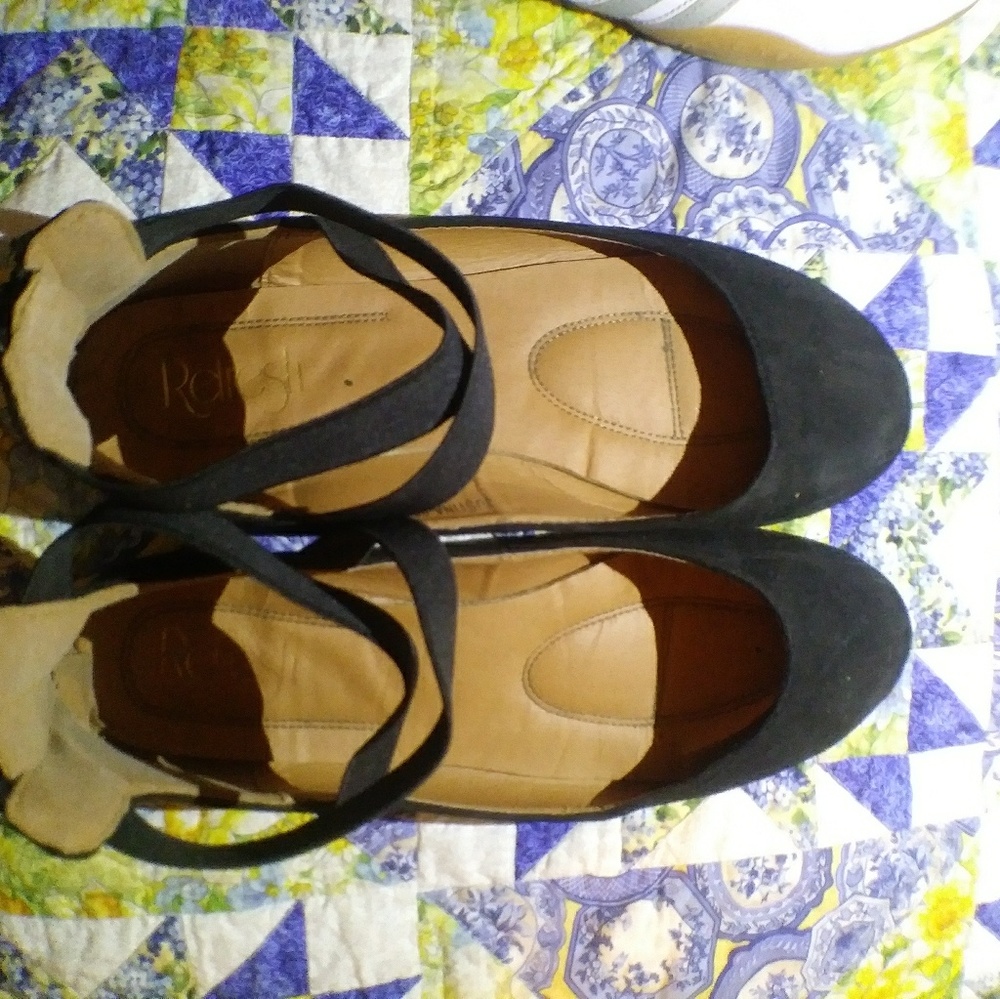 ·Refresh black slipp-ons